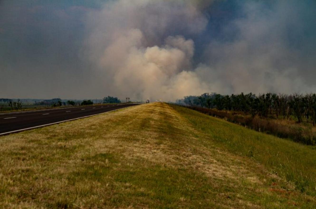 incendios Delta humo en la ruta