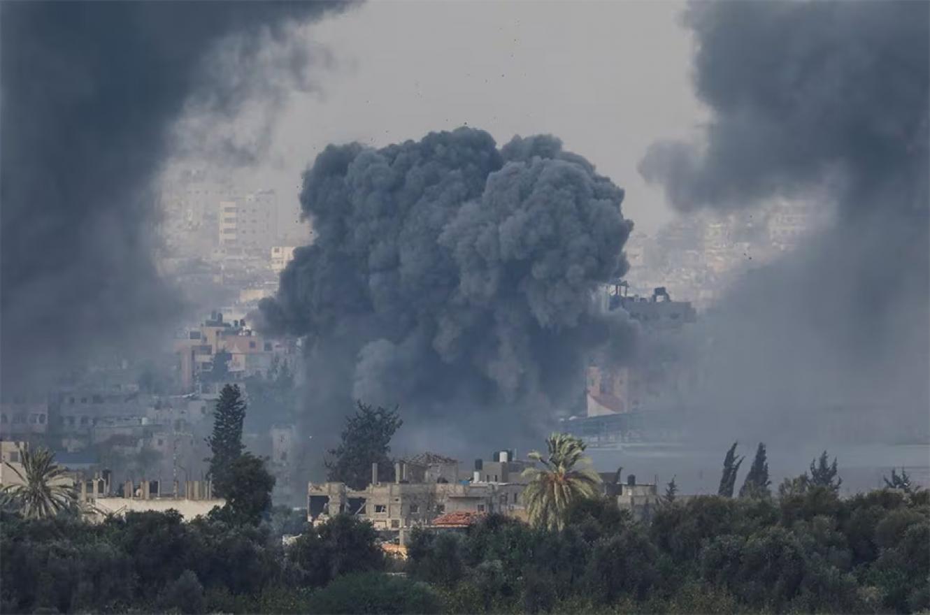 Una columna de humo se eleva este domingo sobre Gaza tras un bombardeo israelí.