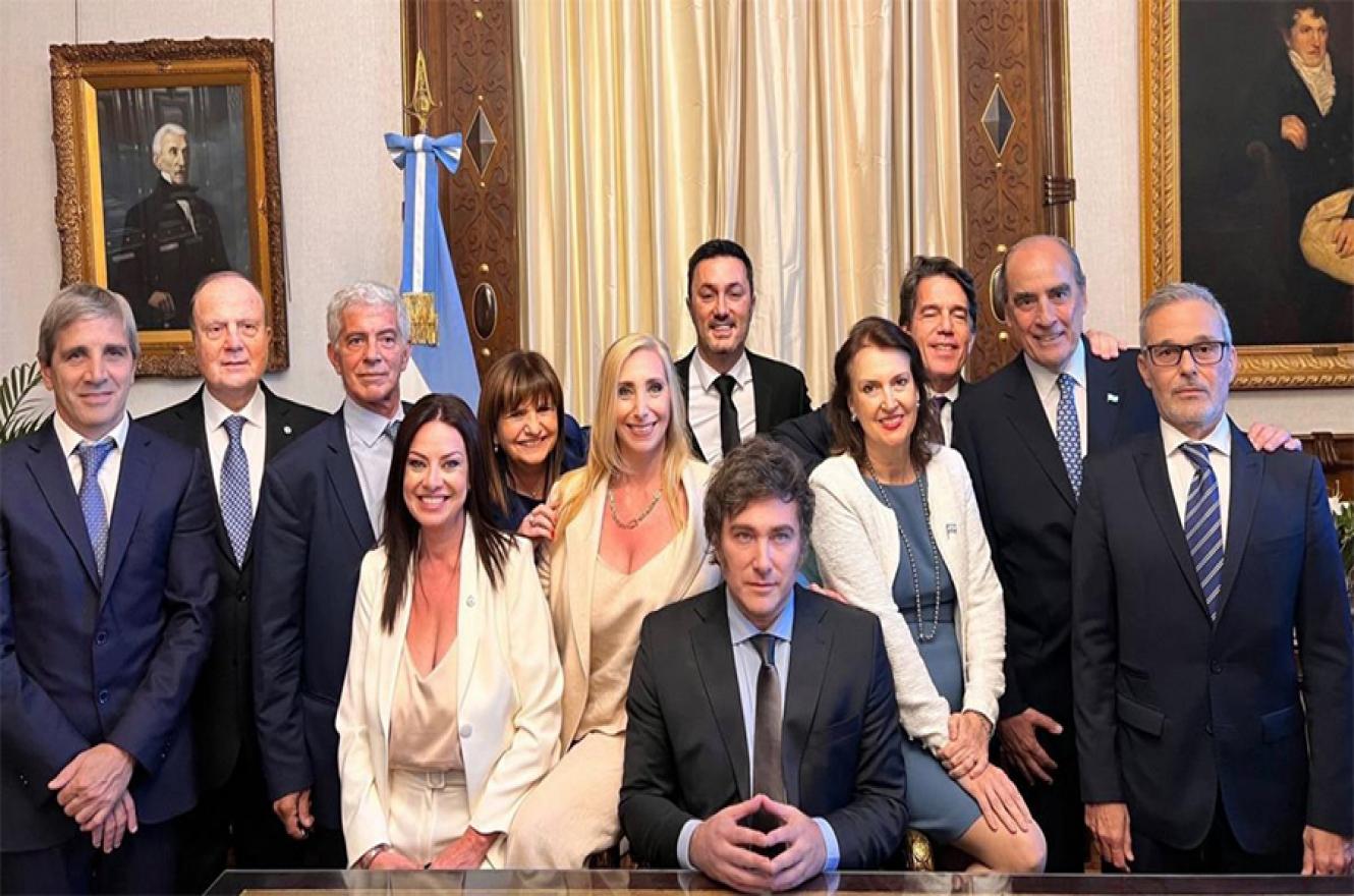 La foto de rigor de Javier Milei junto a su hermana Karina y todos los ministros.