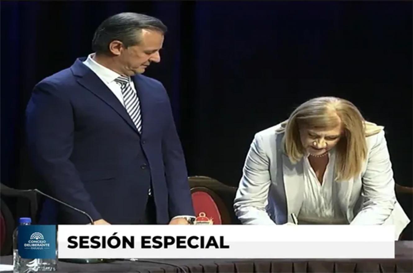 Adán Bahl y Rosario Romero en el Teatro 3 de Febrero en el acto de toma de posesión de la Municipalidad de Paraná.