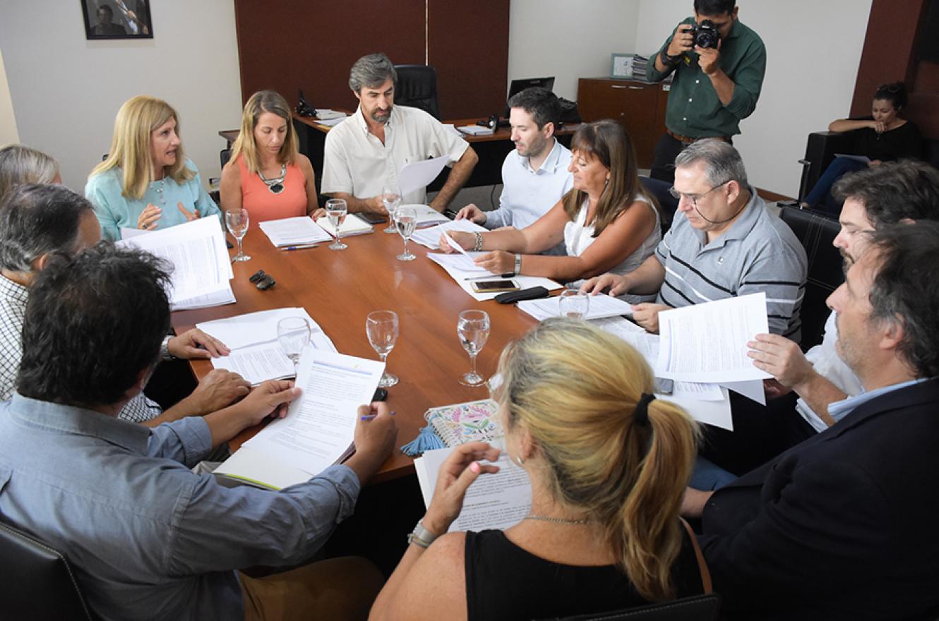 Funcionarios de los tres Poderes consensuaron políticas comunicacionales para concientizar sobre el Juicio por Jurado en los 17 Departamentos de la provincia.
