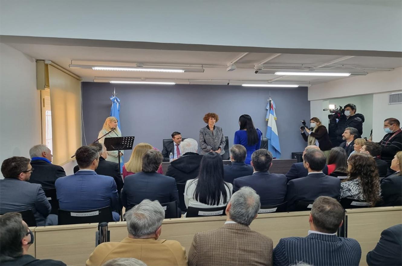 La presidenta de la Cámara Federal de Apelaciones de Paraná, Beatriz Aranguren toma juramento a Analía Ramponi como jueza del Juzgado Federal de Concordia.