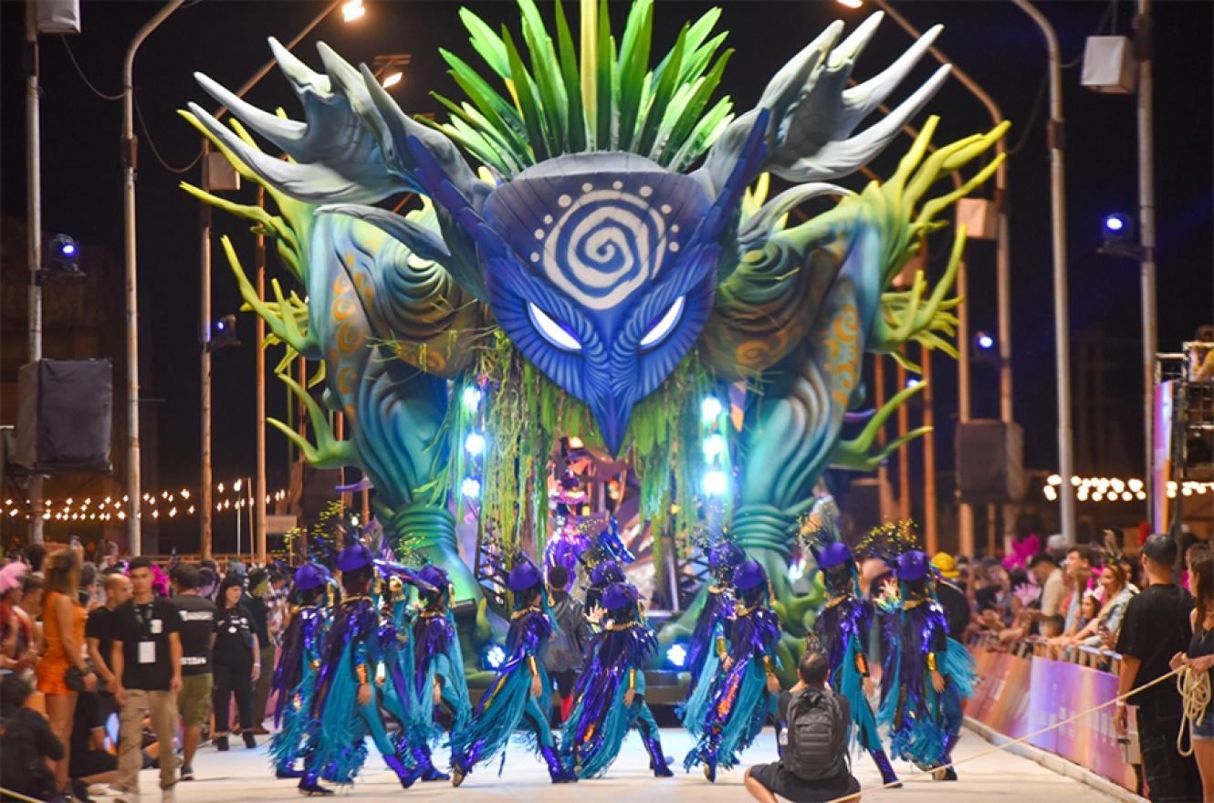 Kamarr (Centro Sirio Libanés) inauguró la tercera fecha del Carnaval del País que fue presenciada por 18 mil espectadores en el Corsódromo.