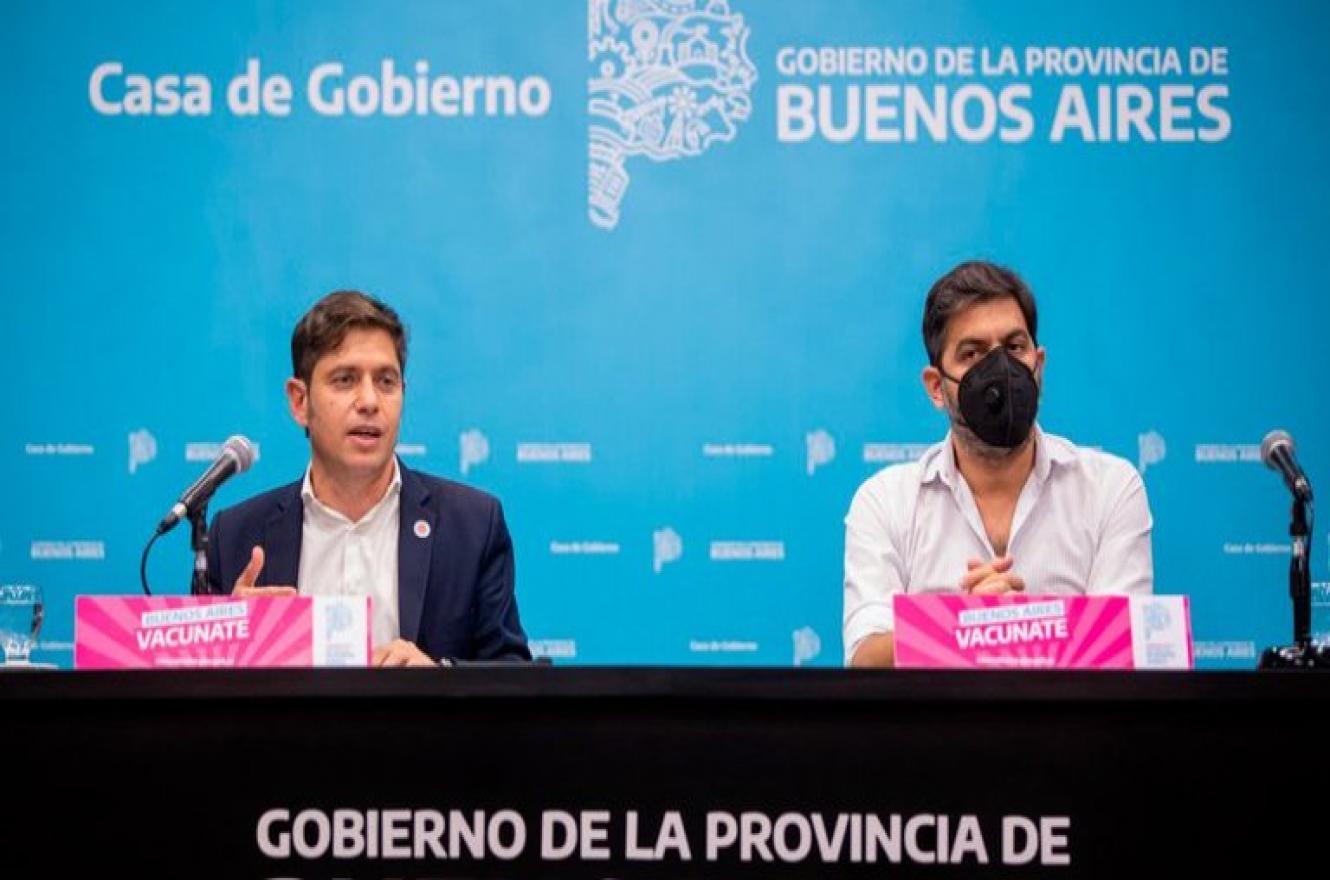 El gobernador Axel Kicillof habla junto al jefe de Gabinete bonaerense, Carlos Bianco