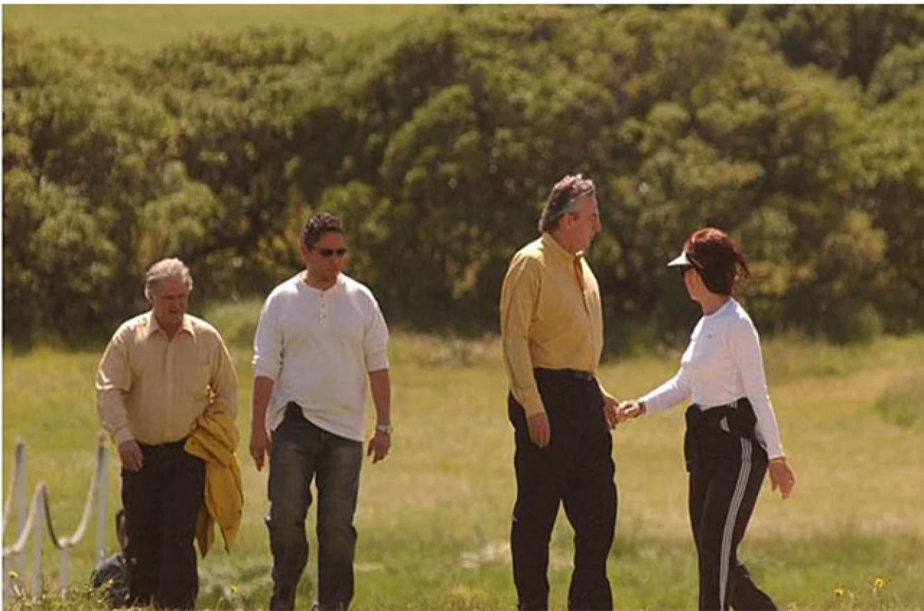 El ex secretario presidencial Daniel Muñoz, junto a Néstor y Cristina Kirchner, en la residencia de Chapadmalal, en 2009