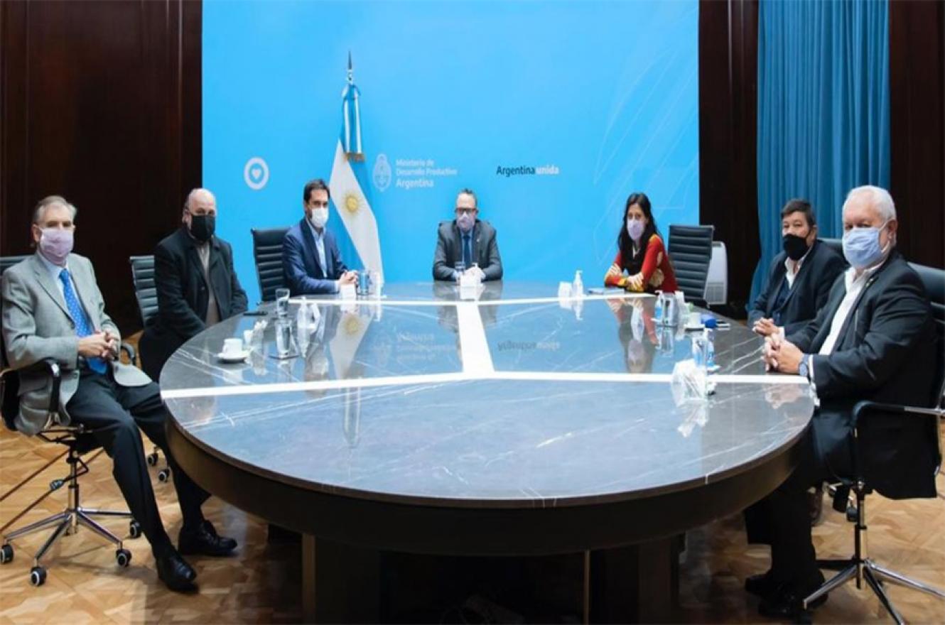 El ministro Matías Kulfas (en el centro) en la reunión con los referentes del Consejo Agroindustrial Argentino.