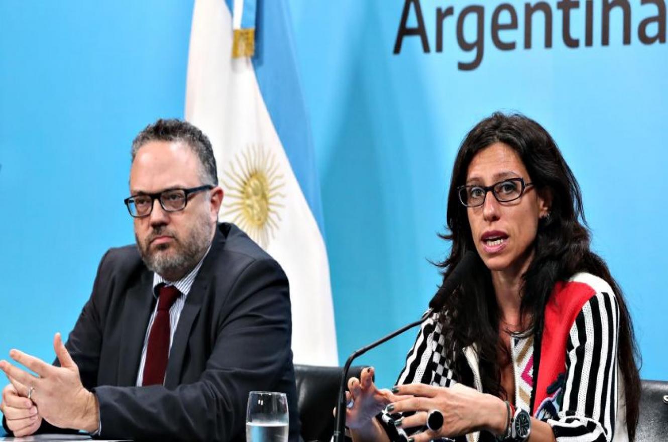 Matías Kulfas junto a Paula Español