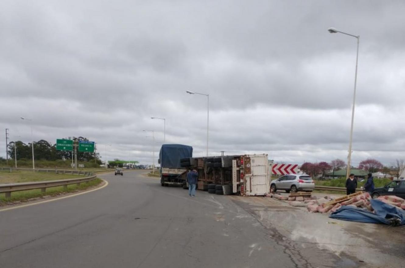 Un camión que transportaba bolsas de cemento volcó en el acceso a Chajarí