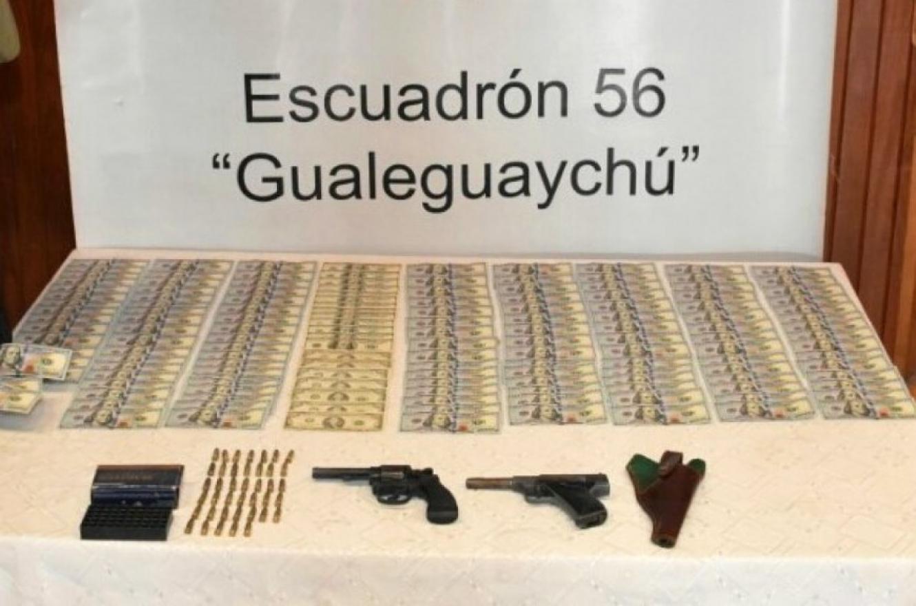 Un hombre viajaba en colectivo por Entre Ríos con dos armas, municiones y 15 mil dólares