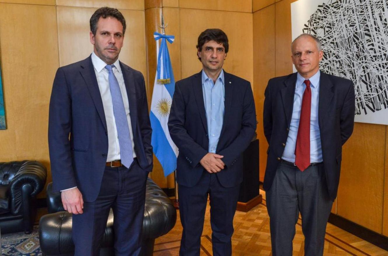 El ministro de Hacienda, Hernán Lacunza y el presidente del Banco Central, Guido Sandleris, en una reunión con el jefe del Departamento del Hemisferio Occidental del FMI, Alejandro Werner.