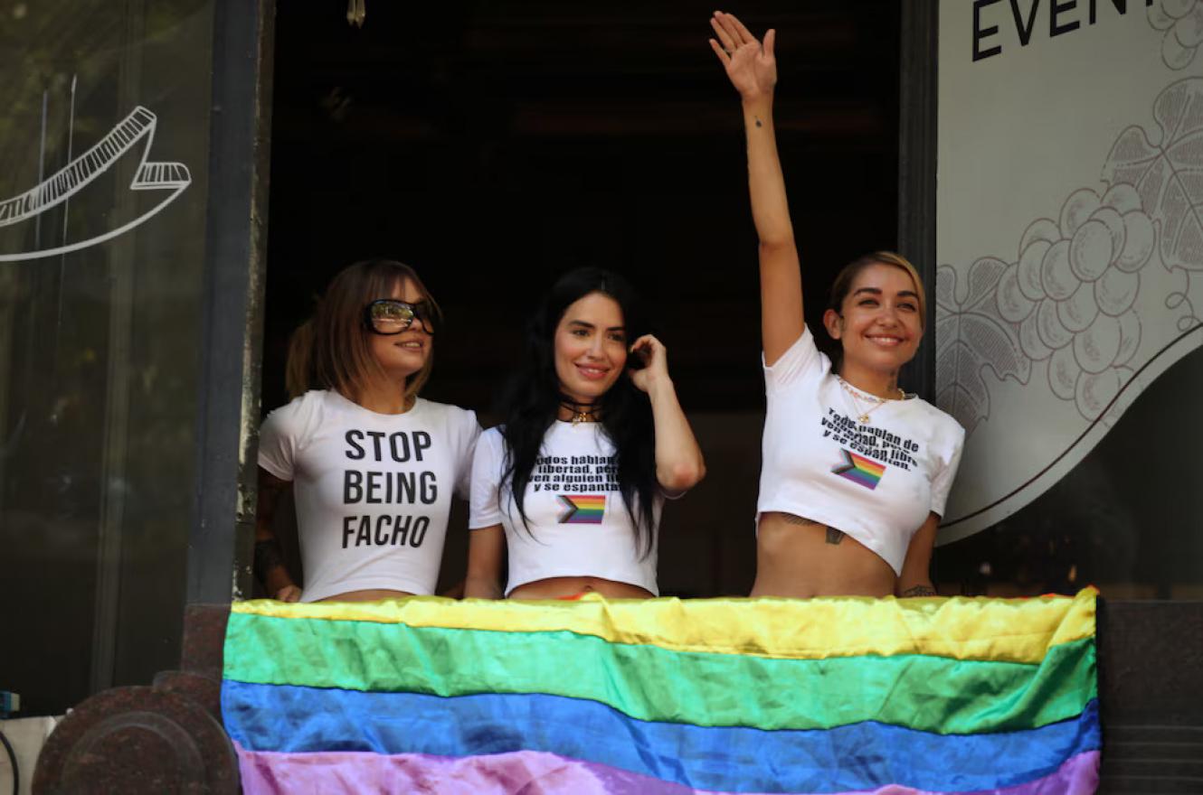 María Becerra, Lali Espósito y Taichu dijeron presente en Lali Espósito, María Becerra y Taichi en la Marcha Federal LGBT Antifascista.