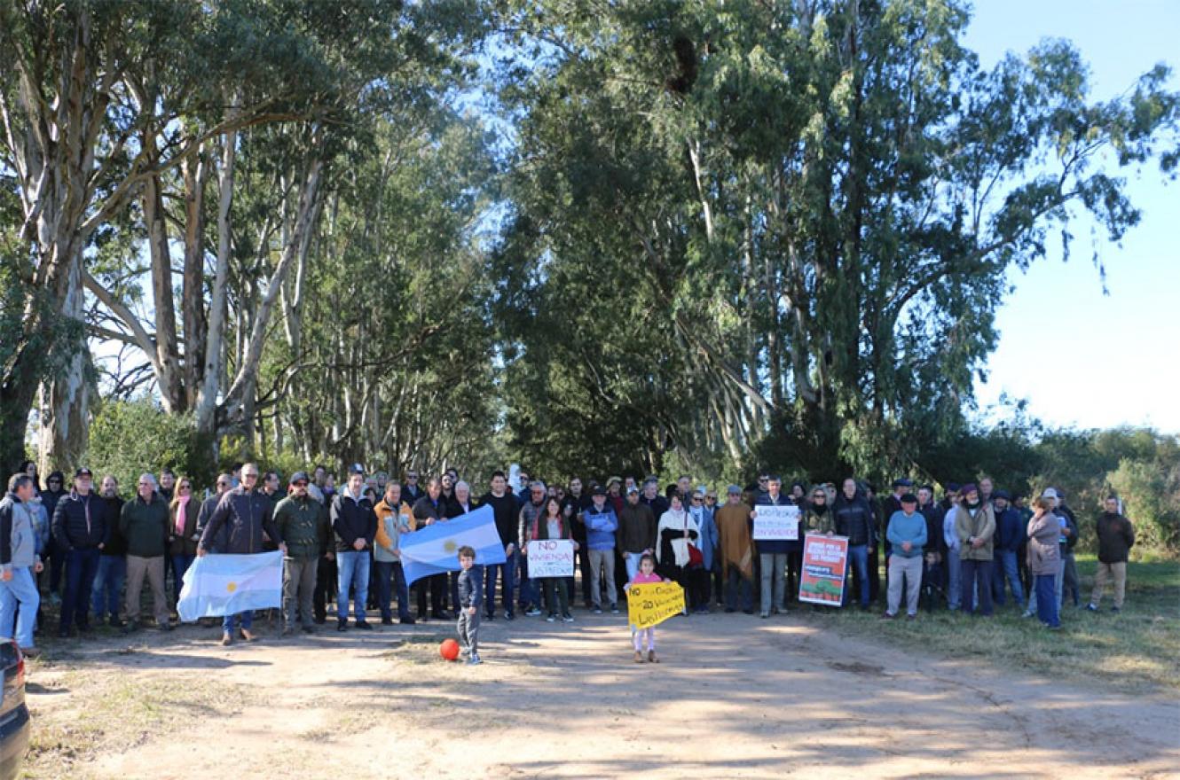 Los vecinos y productores vinculados con el campo, junto a políticos de la oposición, se manifestaron hoy en la Reserva Natural Las Piedras de Gualeguaychú, para repudiar la construcción de viviendas en ese predio.
