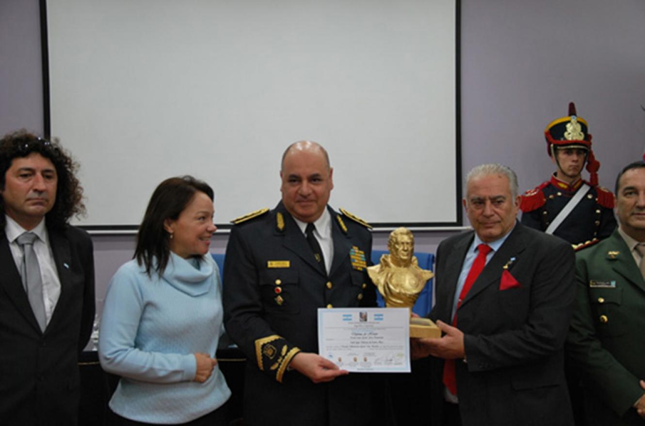 El comisario general José Lauman fue homenajeado por la Junta Sanmartiniana.