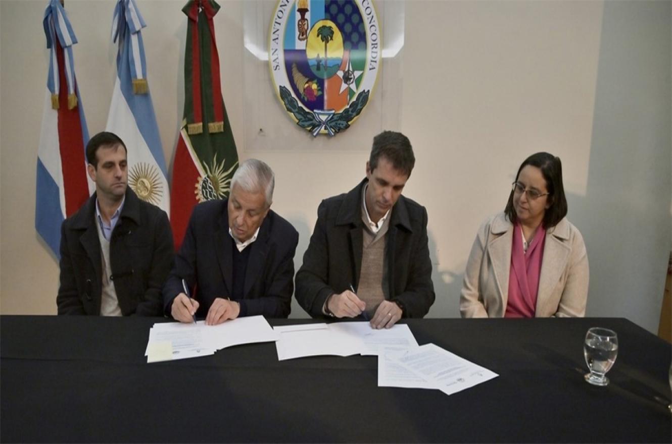 Lauritto y Cresto al momento de la rúbrica del convenio de convenio de protección y rehabilitación de las cuencas ribereñas del río Uruguay.