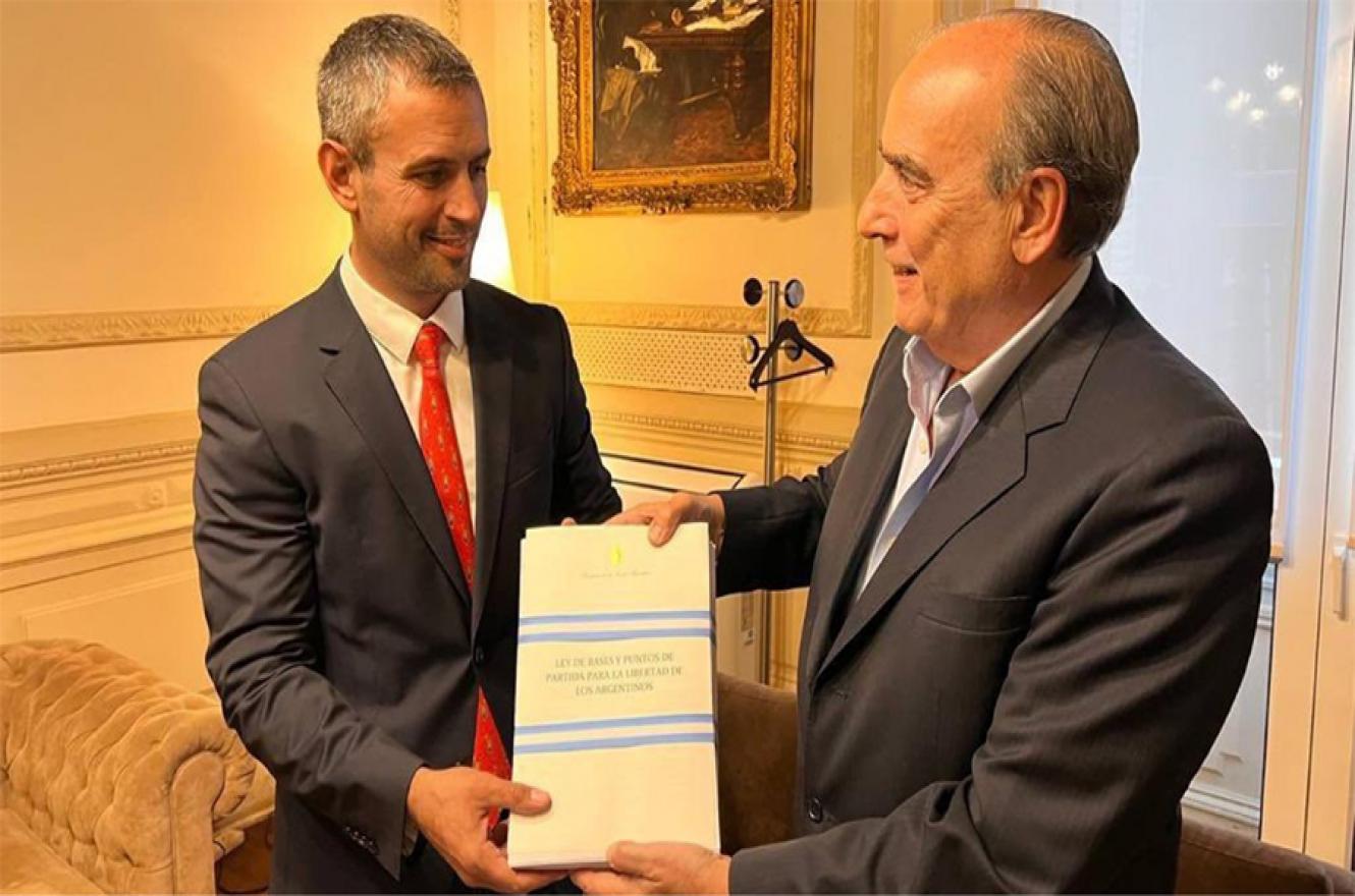 El presidente de la Cámara de Diputados, Martín Menem, recibió del ministro de Interior, Guillermo Francos, el anunciado paquete de leyes del presidente Javier Milei.