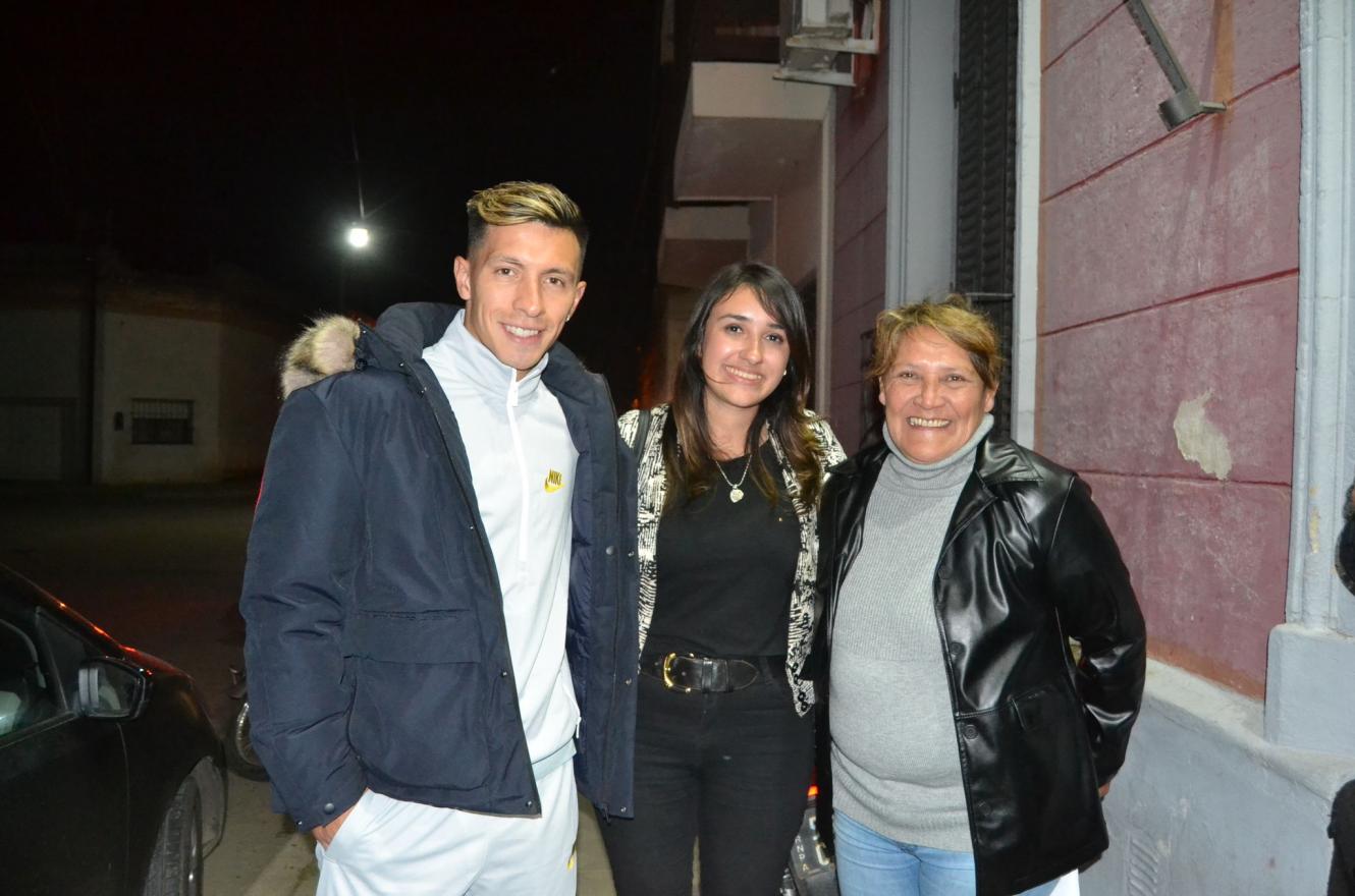 El entrerriano Lisandro Martínez asistió a un reconocimiento a su madre en Gualeguay