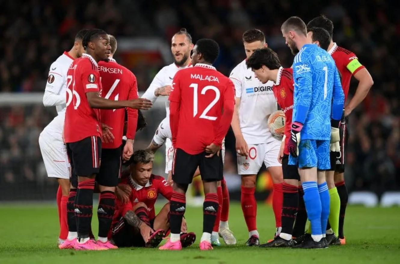 El entrerriano Lisandro Martínez encendió las alarmas por una lesión en Old Trafford