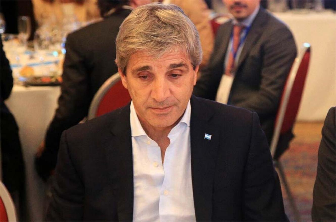 El ministro de Economía, Luis Caputo, con doble moral: quiere los dólares ahorrados por los argentinos, pero los suyos depositados en el extranjero no los aporta.