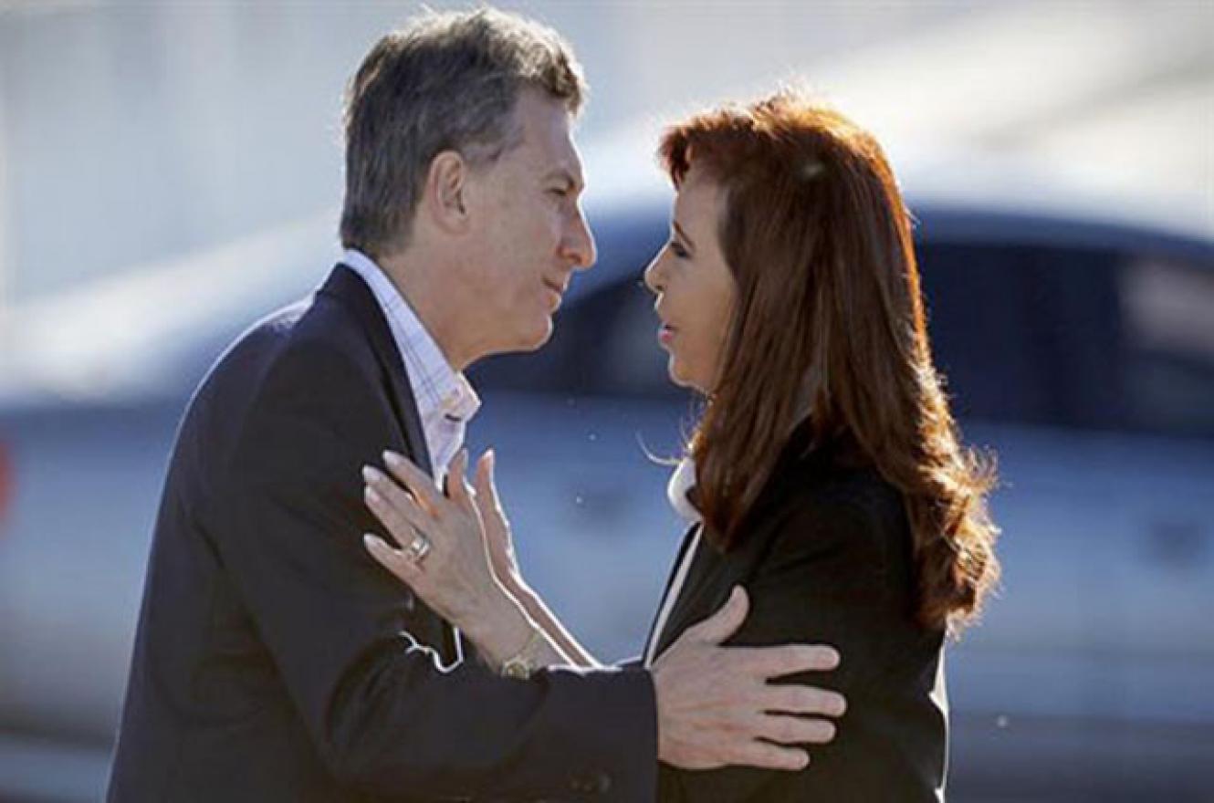 Mauricio Macri saluda a Cristina Kirchner