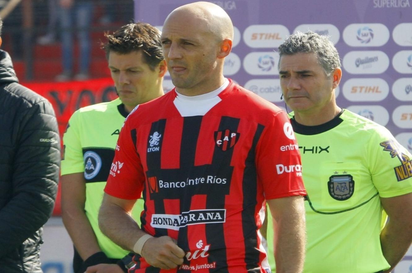 Patronato entrenó a puertas cerradas y viajó a La Plata sin equipo definido