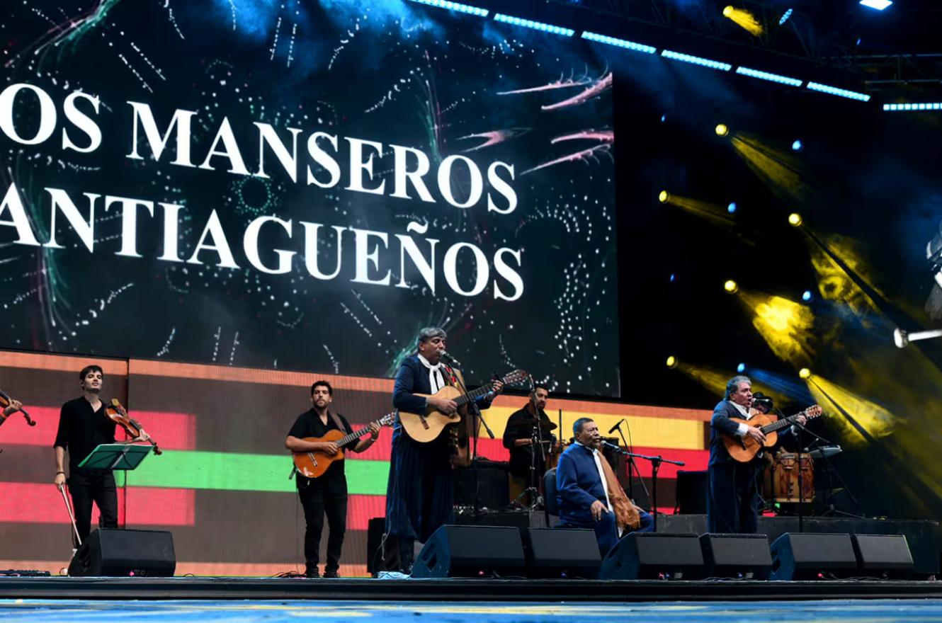 Los Manseros Santiagueños, en el escenario de Cosquín 2025. Foto: La Voz