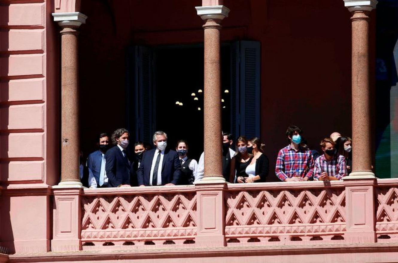 Alberto Fernández observa los incidentes frente a la Casa Rosada durante el velorio de Diego Maradona