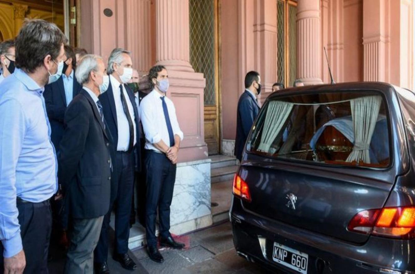 Fernández y Cafiero despiden el féretro de Maradona