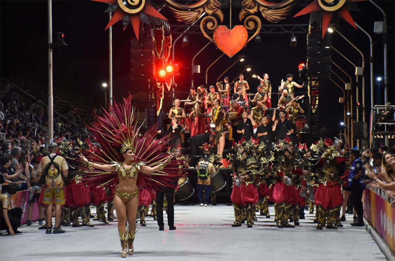 Marí Marí abrió la segunda noche del Carnaval del País y las cuatro comparsas tienen argumentos y puestas en escena para aspirar a la coronación 2024.
