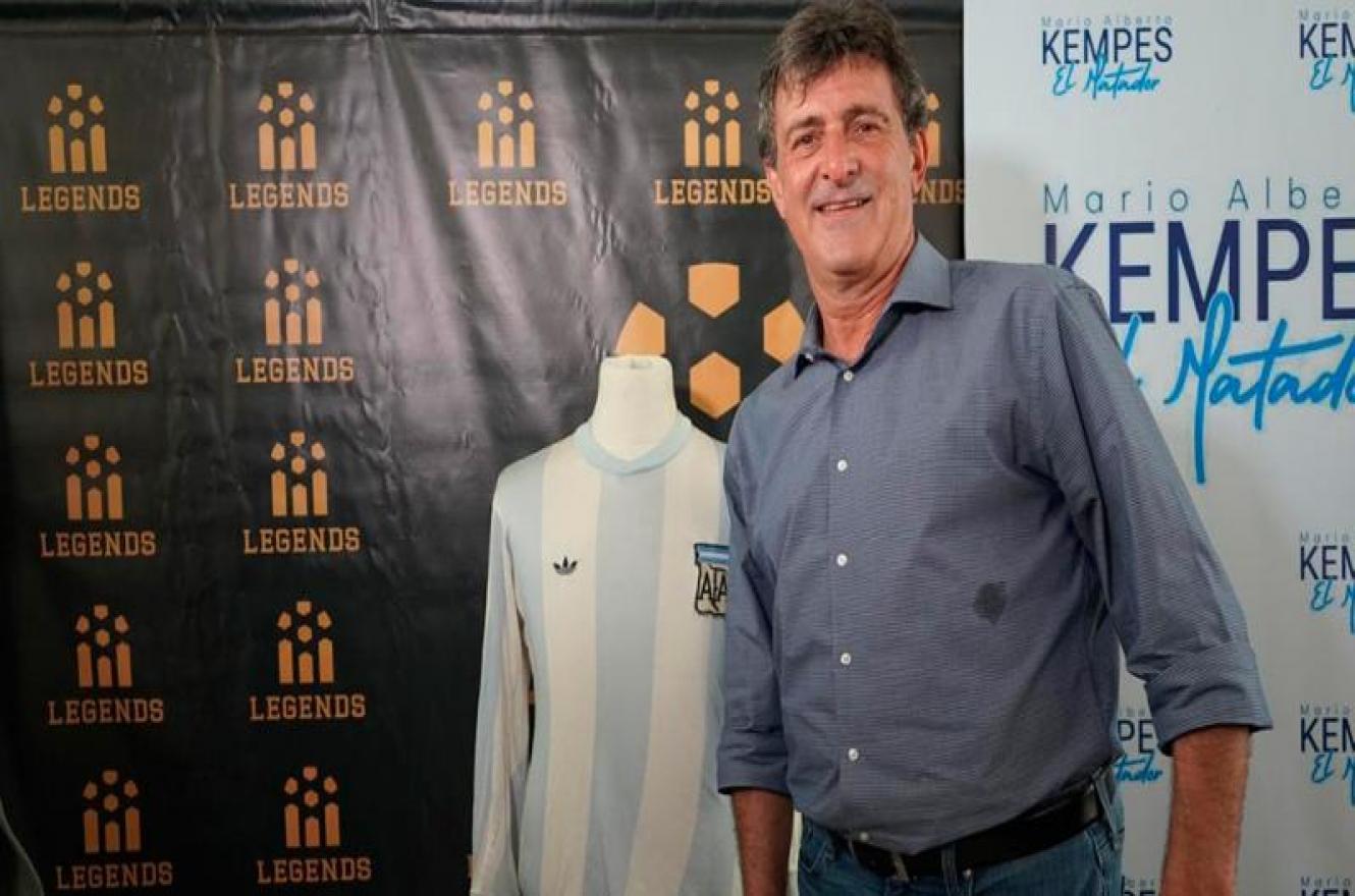 Tras 42 años, Mario Kempes se reencontró con su camiseta campeona del mundo