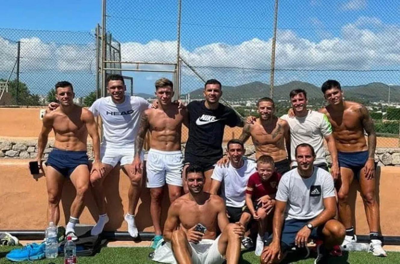 El entrerriano Lisandro Martínez entrenó en Ibiza con compañeros de la selección argentina