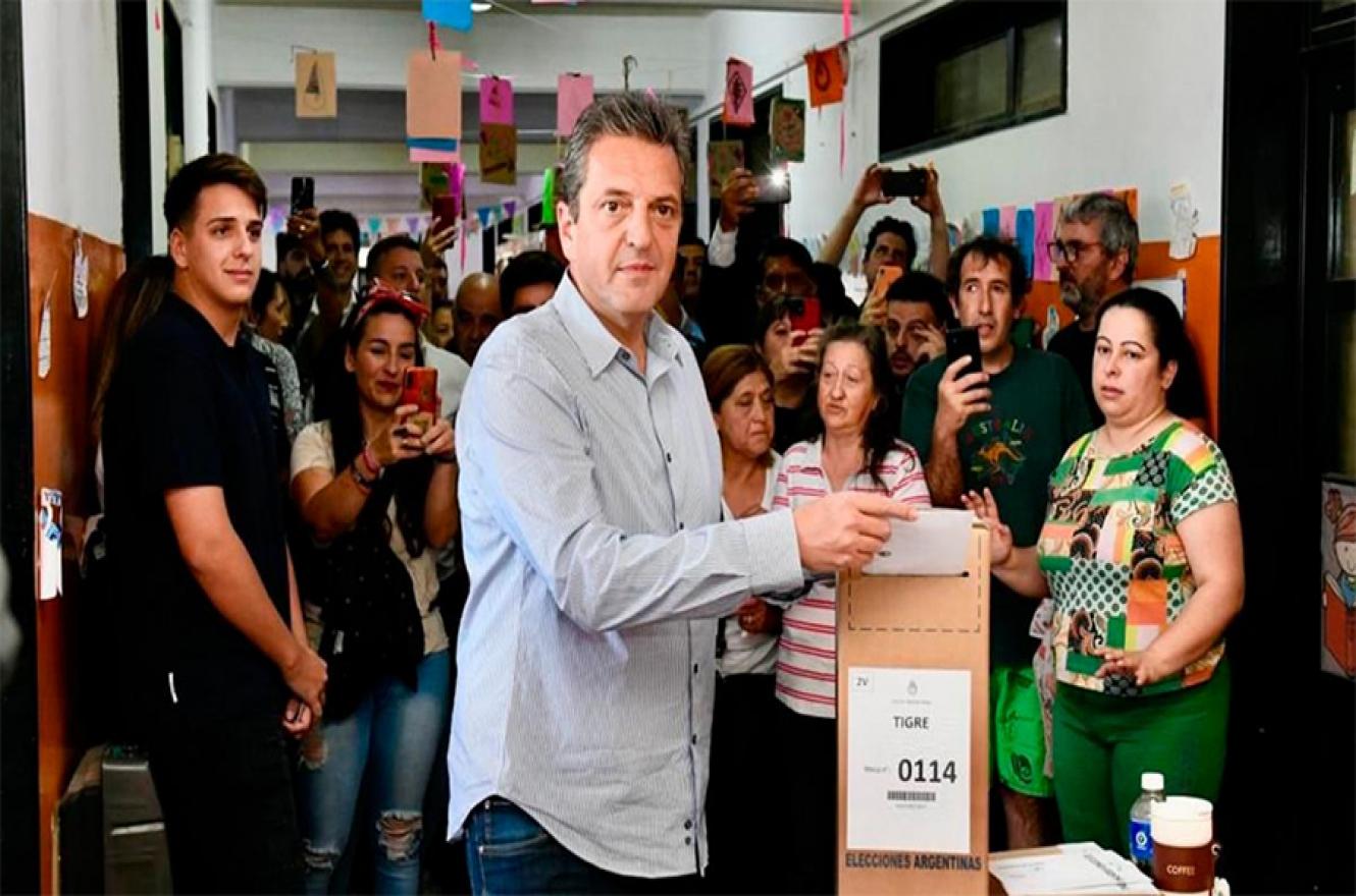 El actual ministro de Economía y candidato a presidente por Unión por la Patria emitió su voto este mediodía en el partido de Tigre.