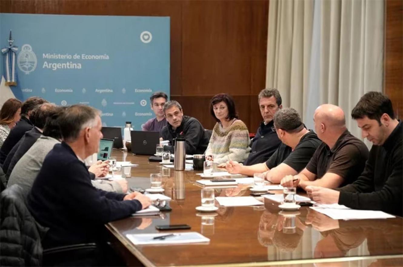 Imagen de archivo de Sergio Massa, en una reunión de trabajo con integrantes del gabinete económico y otros funcionarios.