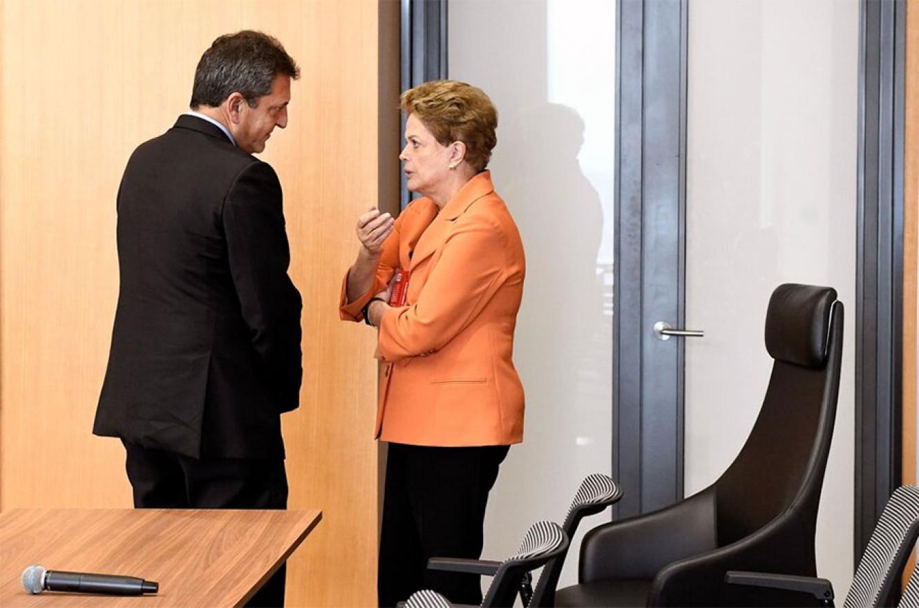 El ministro de Economía junto a la titular del banco de los BRICS, Dilma Rousseff, en China.