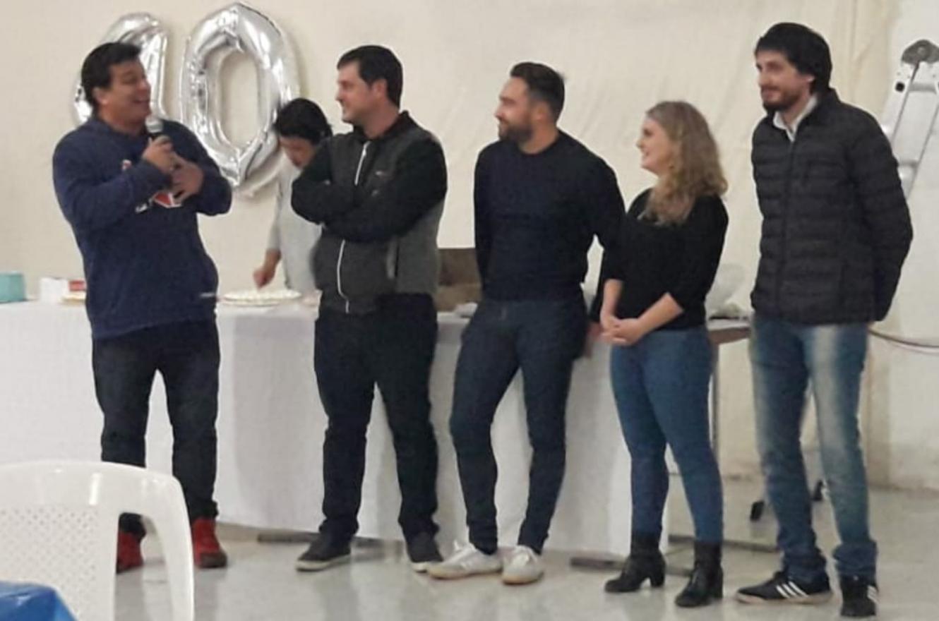Marcelo Casaretto y Estefanía Cora junto a Mauro Urribarri en el cumpleaños de Lautaro Gervasoni, cuya celebración fue casi un acto político. 