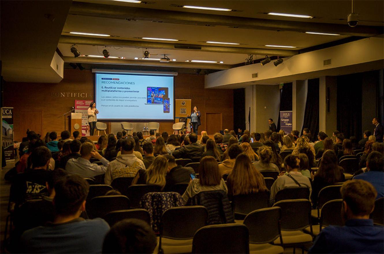 El jueves pasado, en el amplio salón de la UCA Paraná, se realizó la Octava Edición del evento de Redes Sociales más importante el país. 