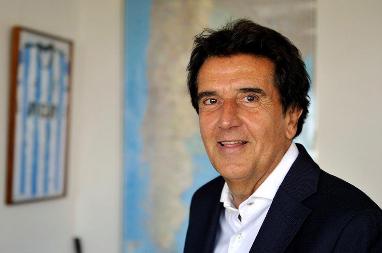 “No soy un quejoso del tamaño del gasto público, pero sí hay que hallar como financiarlo”, dice Carlos Melconian, en su oficina, rodeado de dos camisetas de Racing Club (del que es hincha) y un mapa de la Argentina.