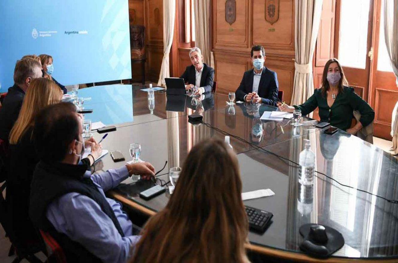 Los ministros de Transporte, Mario Meoni; de Interior, Eduardo de Pedro, y de Seguridad, Sabina Frederic 