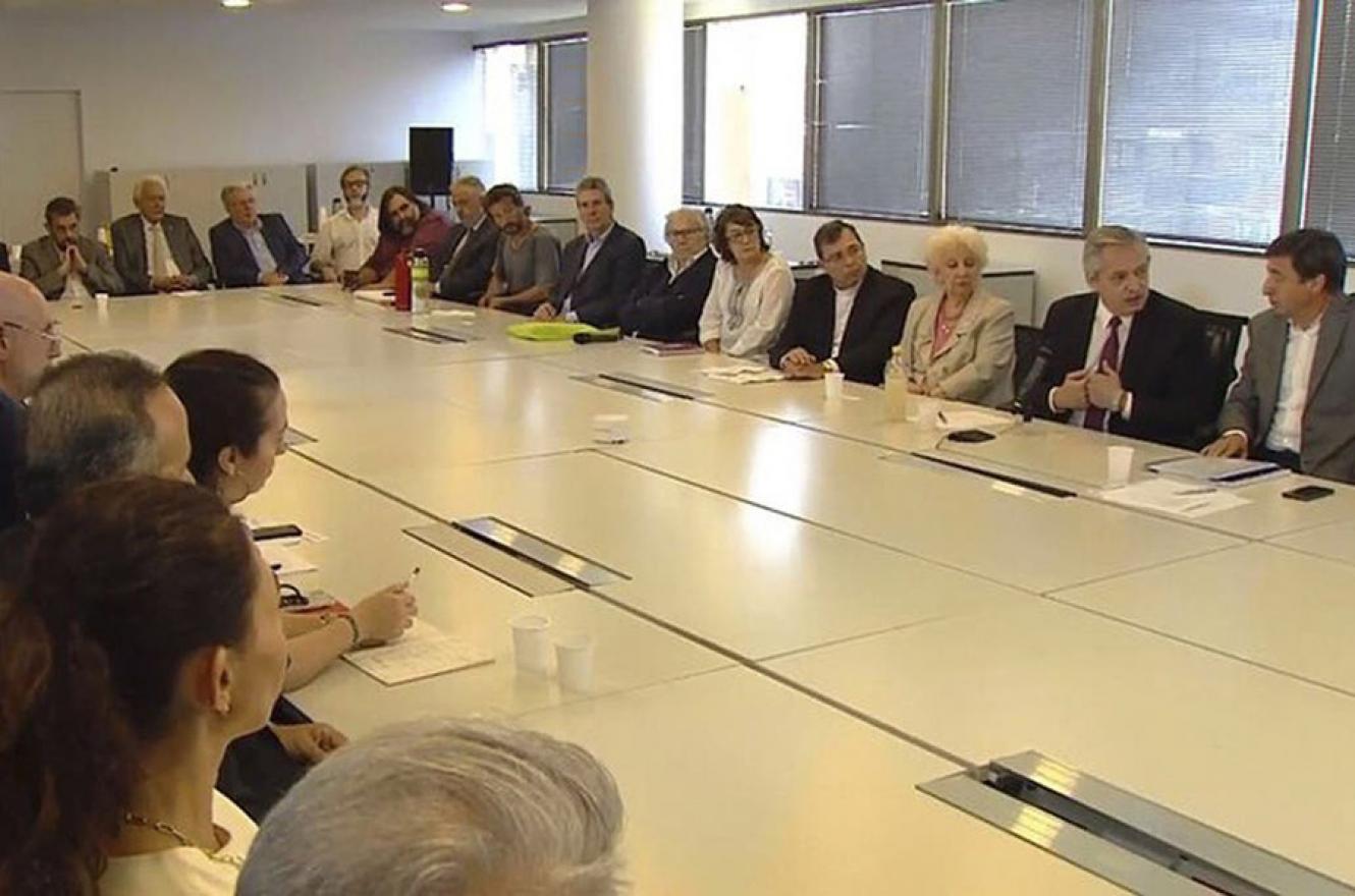 Fernández y Arroyo, el día que se reunió la mesa de lucha contra el hambre; enfrente Salvia (de anteojos).
