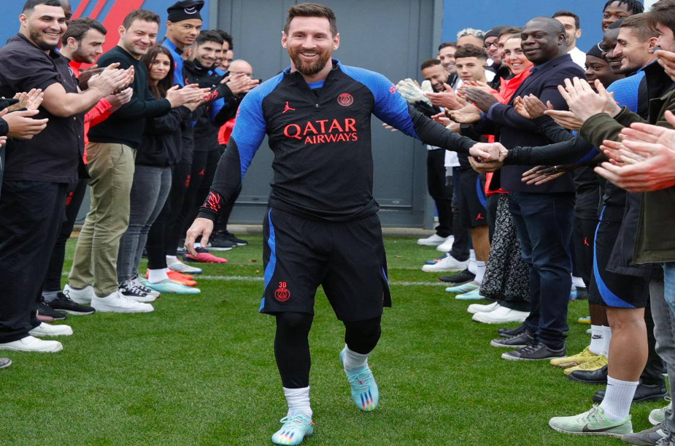 Messi fue recibido con pasillo de campeón y aplausos en su vuelta a las prácticas del PSG