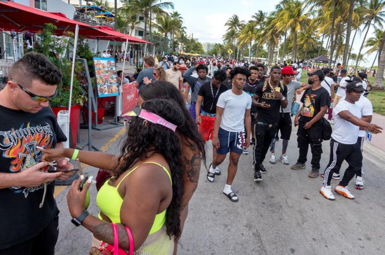 Jóvenes caminan por las calles de Miami