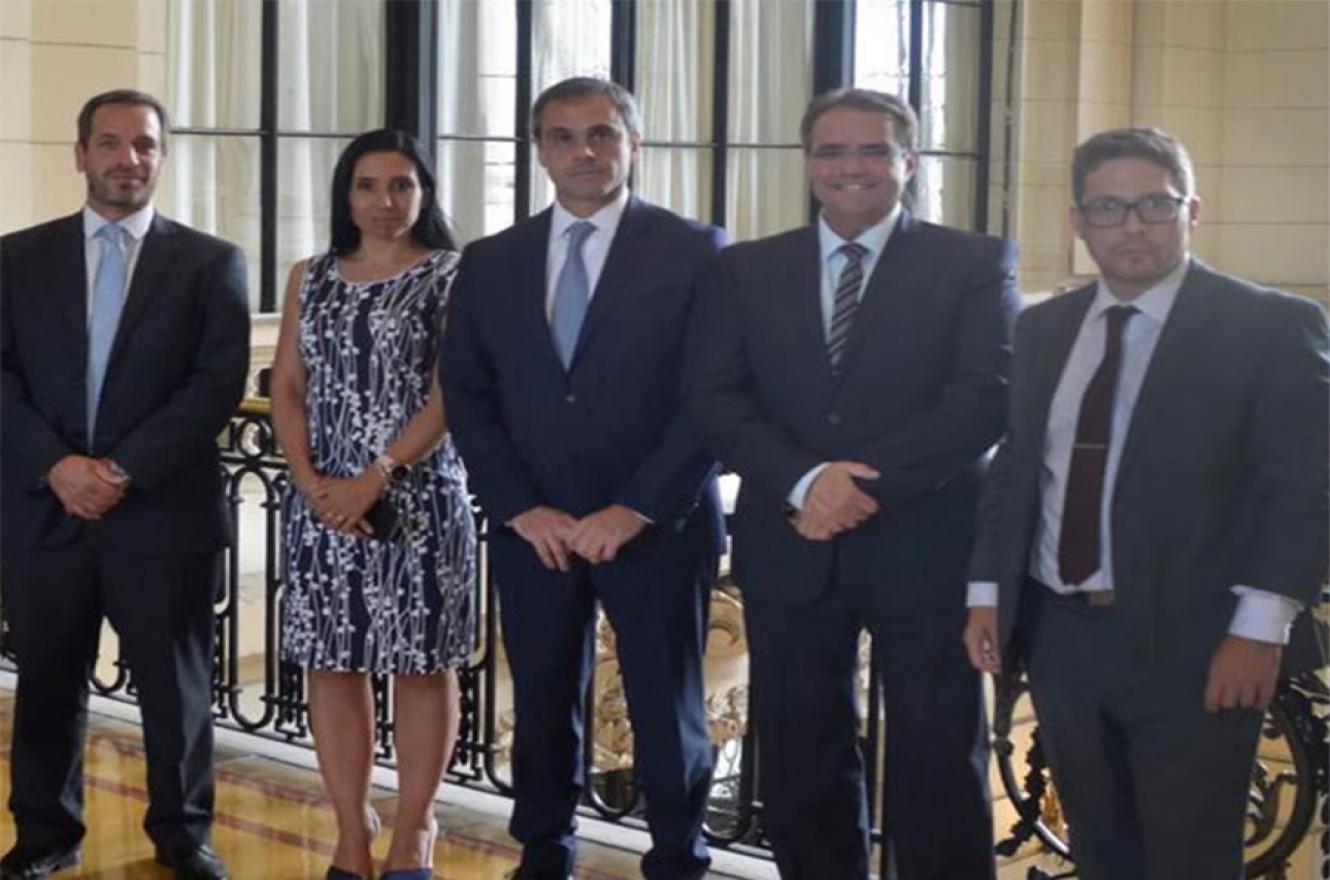 De izquierda a derecha, Hernán Viri (juez de Gualeguaychú), Analía Ramponi (jueza de Concordia), Guillermo Michel (director General de Aduanas), Pablo Andrés Seró (juez de Concepción del Uruguay) y Federico Martín (juez de Victoria). Foto: Afip-DGA.