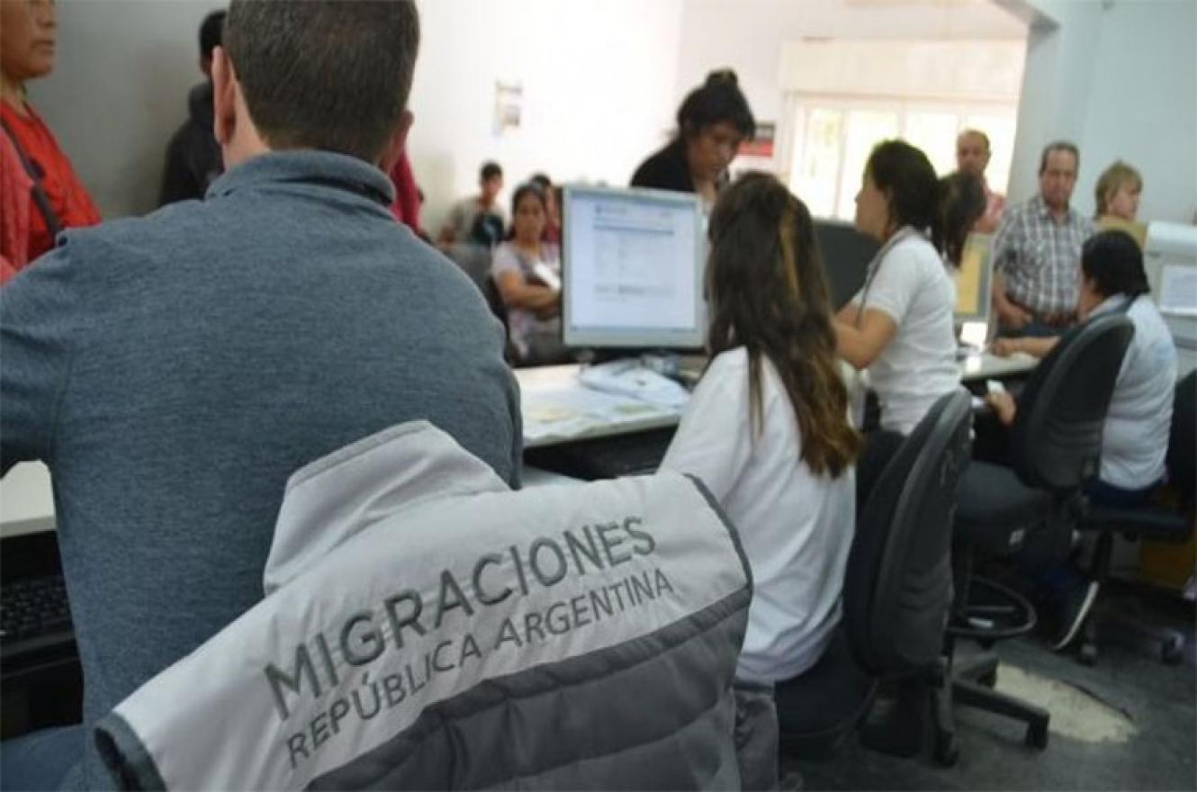 A través de Migraciones, el Ministerio de Interior, les hizo llegar a las autoridades de las 23 provincias y de la Ciudad de Buenos Aires el listado completo de los argentinos que regresaron de las zonas de riesgo de coronavirus para que se les controle la cuarenta, casa por casa.