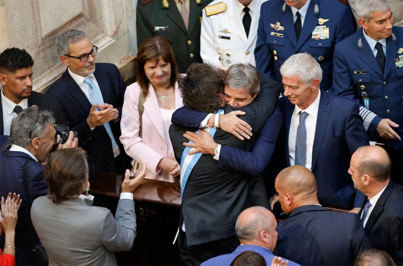 Javier Milei en abrazo efusivo con el ministro de Economía, Luis Caputo, luego de dar el discurso de apertura de las sesiones ordinarias del Congreso.