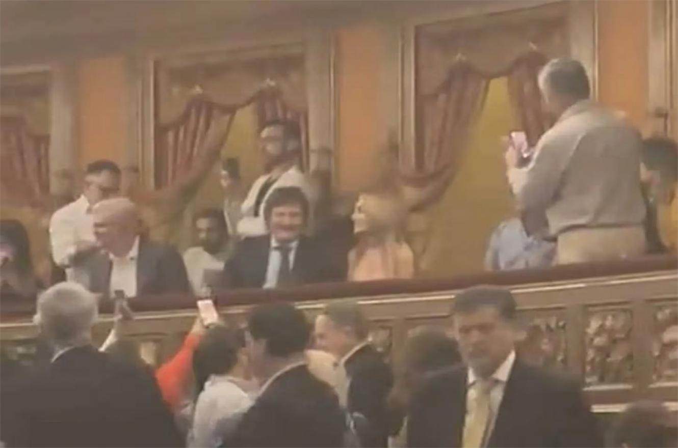 Imagen capturada de video. Milei y Florez fueron abucheados en el Teatro el Colón.