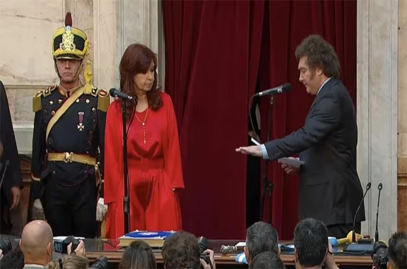 El juramento fue tomado por Cristina Fernández de Kirchner y Alberto Fernández fue el encargado de entregarle la banda y el bastón presidencial. 