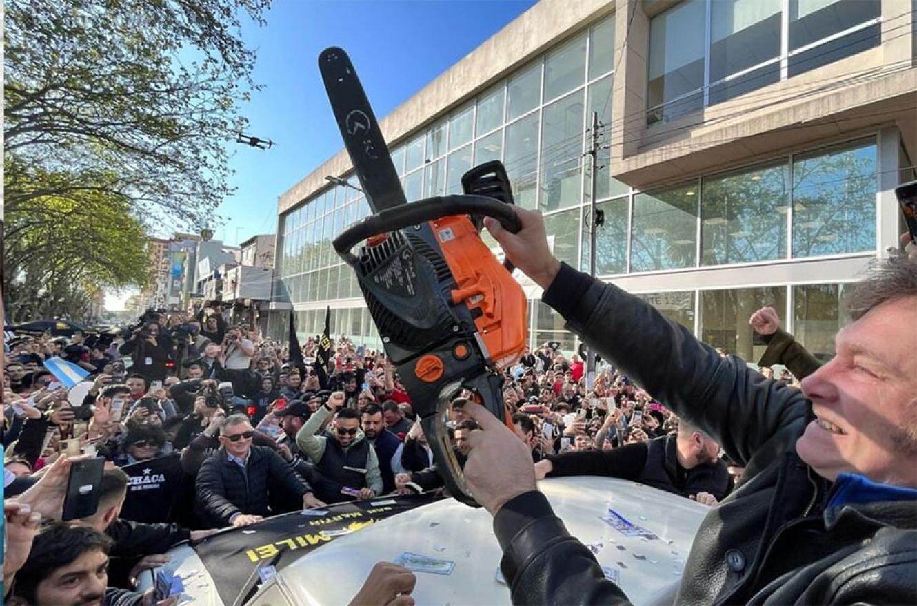 Imagen de archivo de Javier Milei ostentando la motosierra para desguazar al Estado.