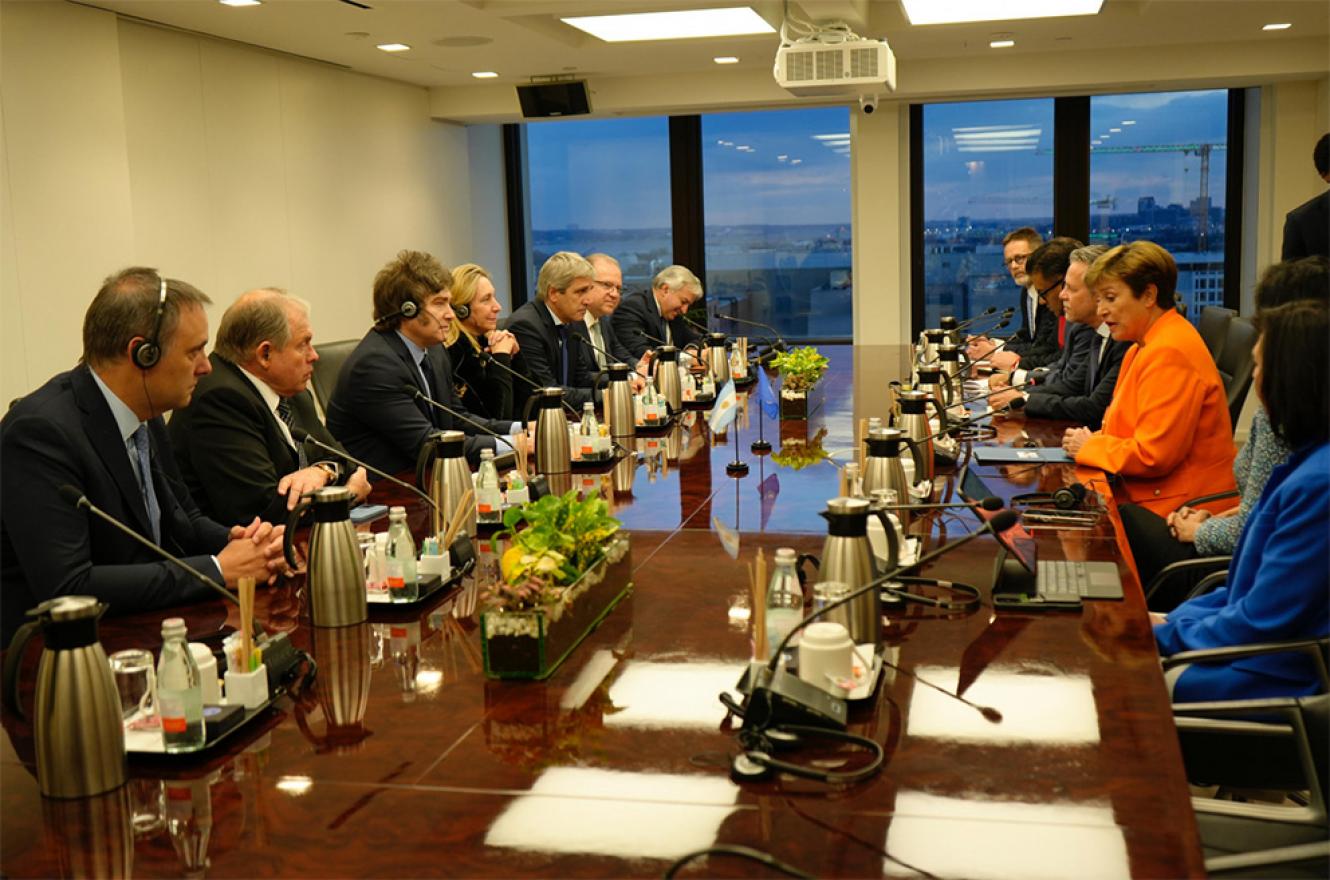 Imagen de archivo del pasado jueves 20 de febrero, cuando en la sede del FMI, la comitiva argentina liderada por el presidente Javier Milei, mantuvo un diálogo con la directora gerente del organismo, Kristalina Georgieva y con Gita Gopinath, subdirectora gerente. En la reunión, participaron el ministro de Economía, Luis Caputo; la secretaria general de la Presidencia, Karina Milei; el canciller, Gerardo Werthein y el vocero presidencial, Manuel Adorni.