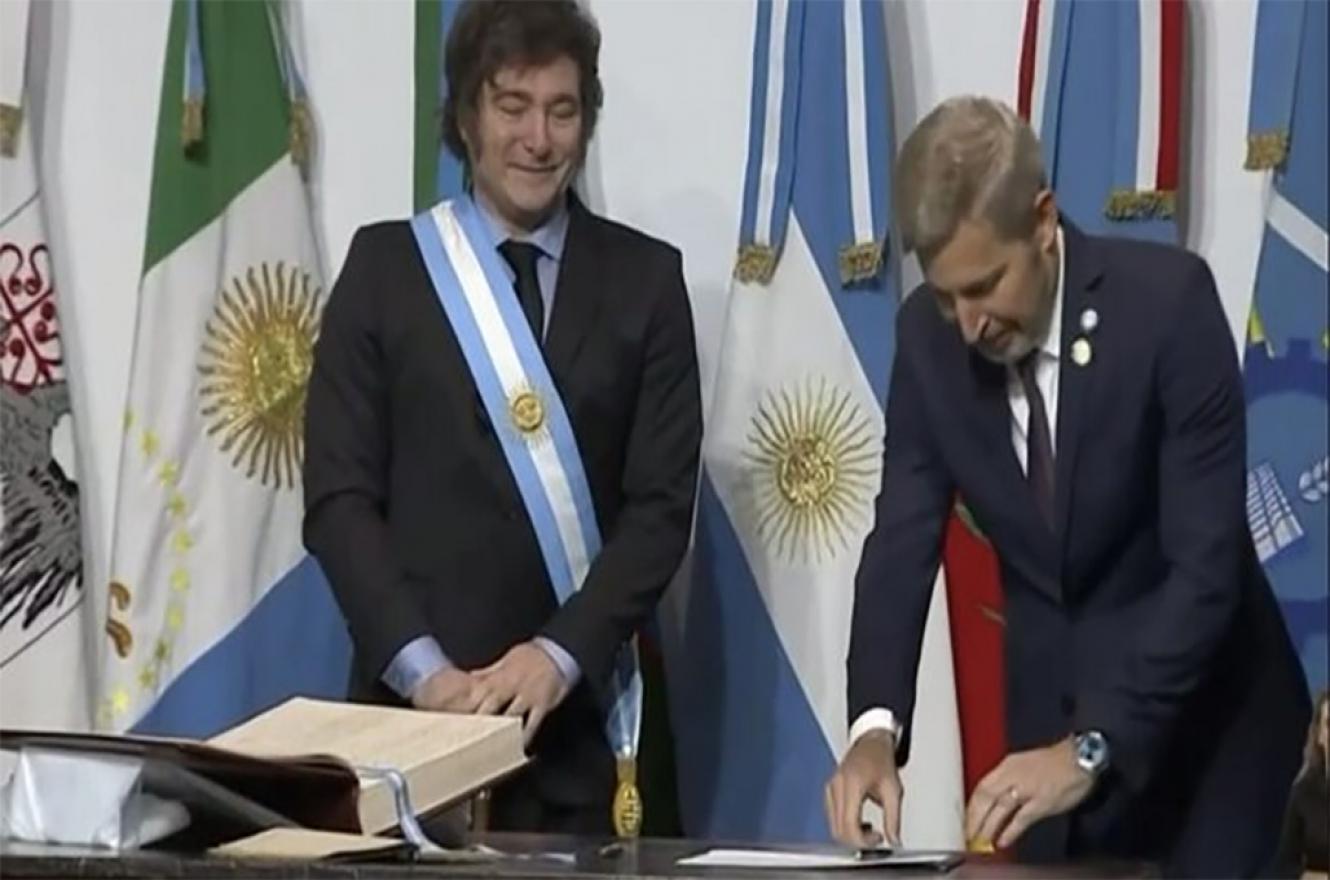 Imagen de archivo de Javier Milei y Rogelio Frigerio. La Libertad Avanza busca liderar electoralmente en Entre Ríos. Imagen de archivo de Javier Milei y Rogelio Frigerio. La Libertad Avanza busca liderar electoralmente en Entre Ríos.