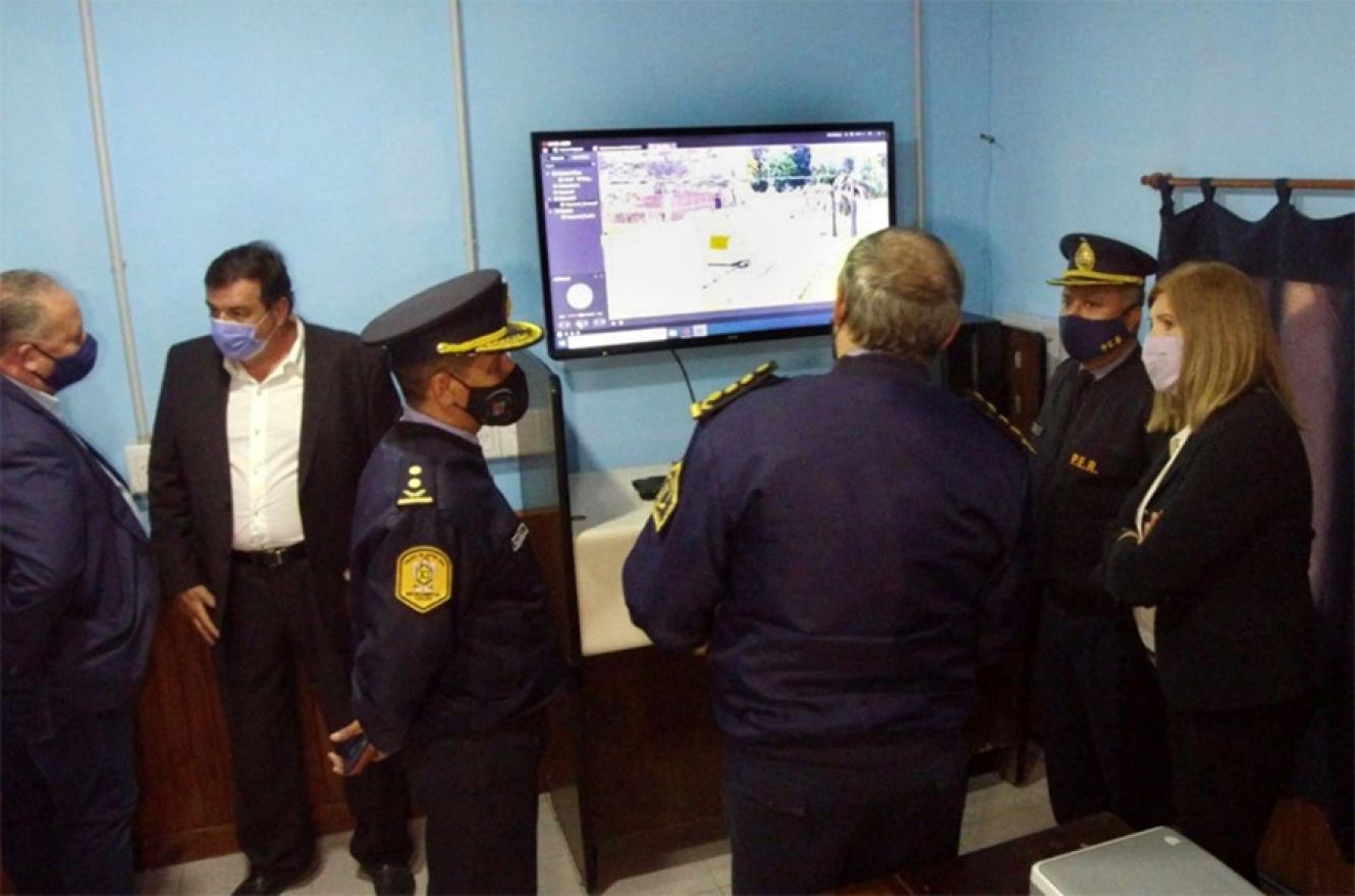 La ministra de Gobierno y Justicia, Rosario Romero y el Jefe de Policía, comisario general Gustavo Maslein recorrieron los centros de monitoreo de Colón y Pueblo Liebig.