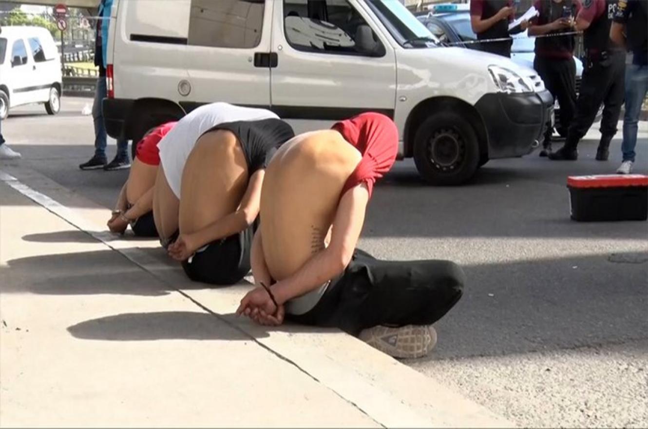 Motochorros de nacionalidad colombiana detenidos durante un operativo policial en San Cristóbal, Ciudad de Buenos Aires.